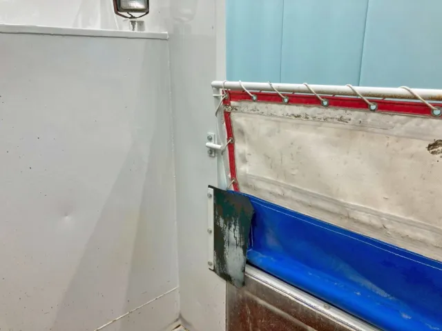 ボディー前方運転席側にコボレーンストッパーが付いています。|いすゞ ギガ QKG-CXZ77ATの写真14