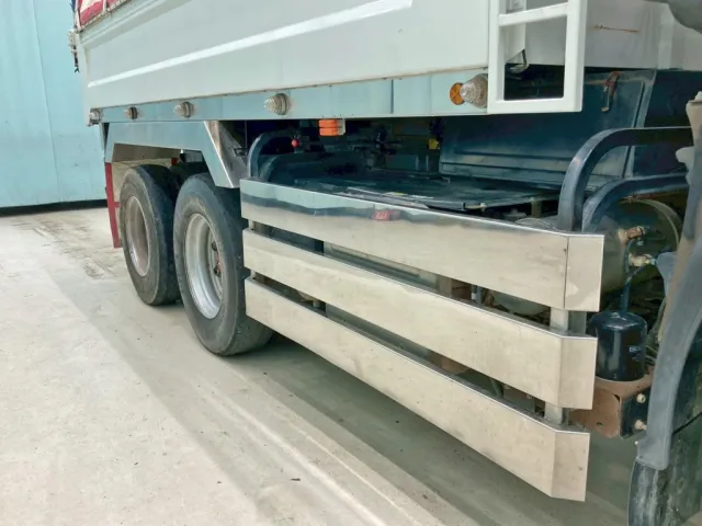 サイドレール・サイドバンパー・リヤフェンダーはステンレス製です。|いすゞ ギガ QKG-CXZ77ATの写真17