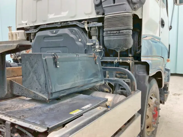 運転席側に工具箱が付いています。|いすゞ ギガ QKG-CXZ77ATの写真21