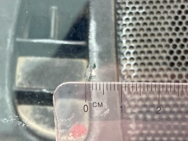 フロントガラスの運転席側下部に飛び石跡があります。|いすゞ ギガ QKG-CXZ77ATの写真29