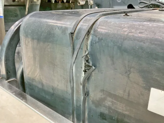 燃料タンクベルトに破れがあります。|いすゞ ギガ QKG-CXZ77ATの写真32