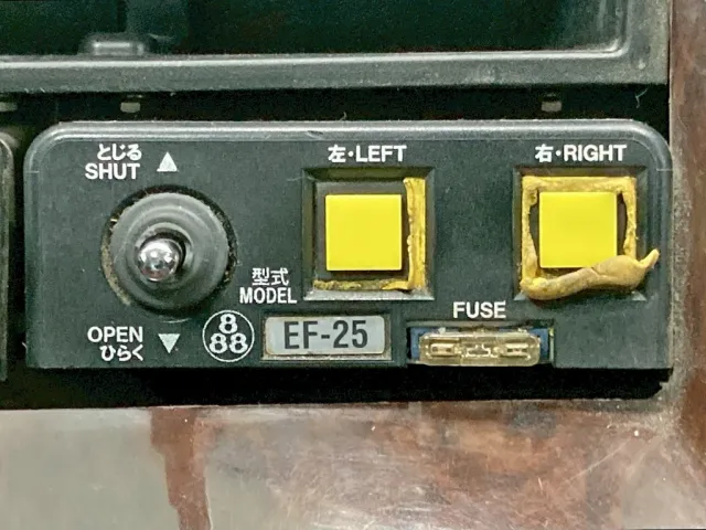 左右コボレーンの操作スイッチです。|いすゞ ギガ QKG-CXZ77ATの写真34