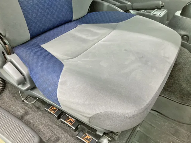 運転席座面に穴あき箇所があります。|いすゞ フォワード 2RG-FRR90T2(2WD)の写真8
