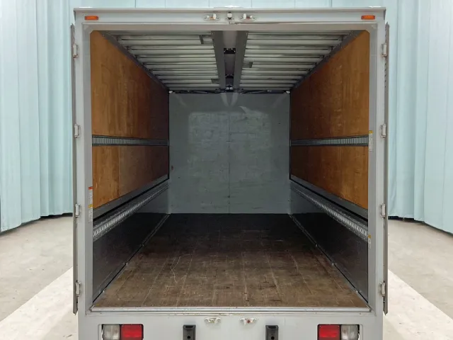 床は板張りです。|いすゞ フォワード 2RG-FRR90T2(2WD)の写真12