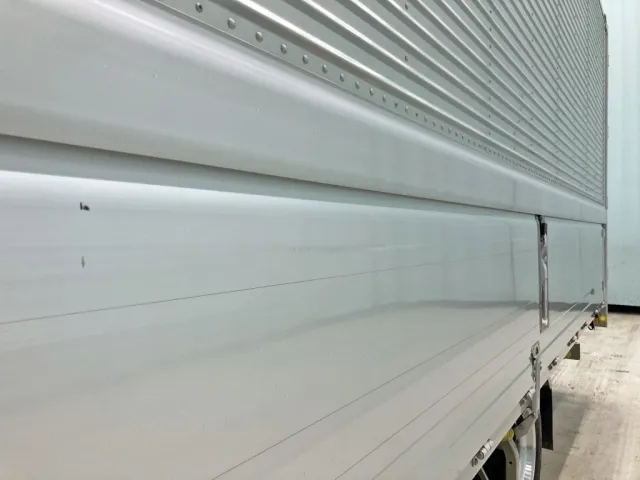 助手席側アオリ前方上部にヘコミがあります。|いすゞ フォワード 2RG-FRR90T2(2WD)の写真17