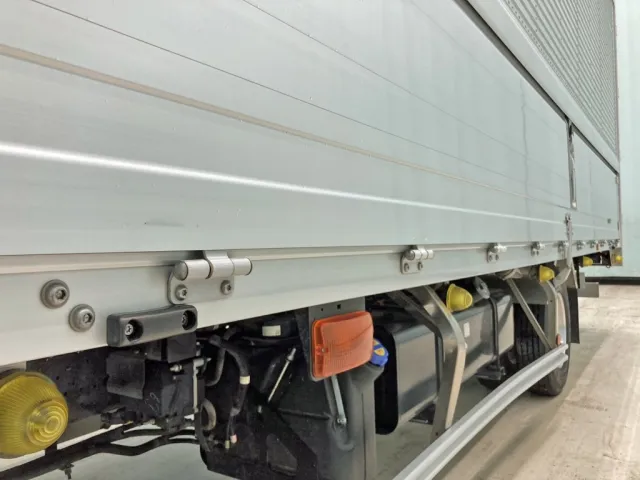 助手席側アオリ前方下部にヘコミがあります。|いすゞ フォワード 2RG-FRR90T2(2WD)の写真18