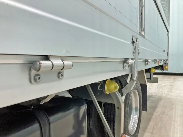 助手席側アオリ前方下部にヘコミがあります。|いすゞ フォワード 2RG-FRR90T2(2WD)の写真19