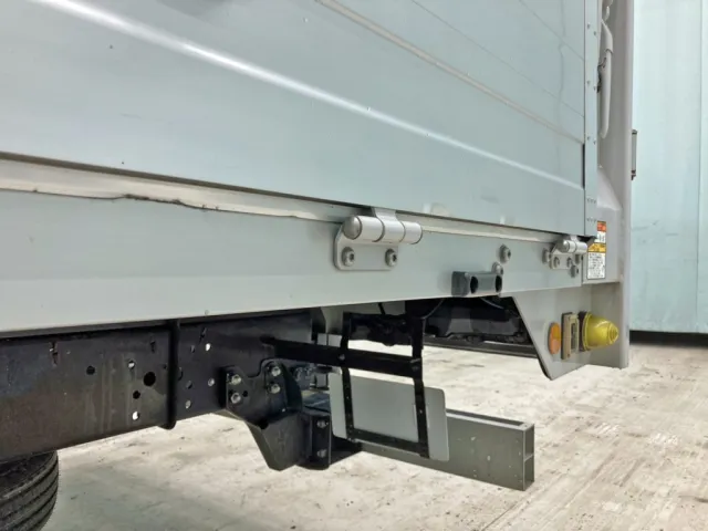 助手席側アオリ後方にヘコミがあります。|いすゞ フォワード 2RG-FRR90T2(2WD)の写真21