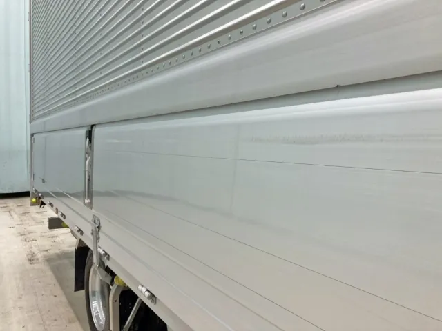 運転席側アオリ前方にスリキズがあります。|いすゞ フォワード 2RG-FRR90T2(2WD)の写真22