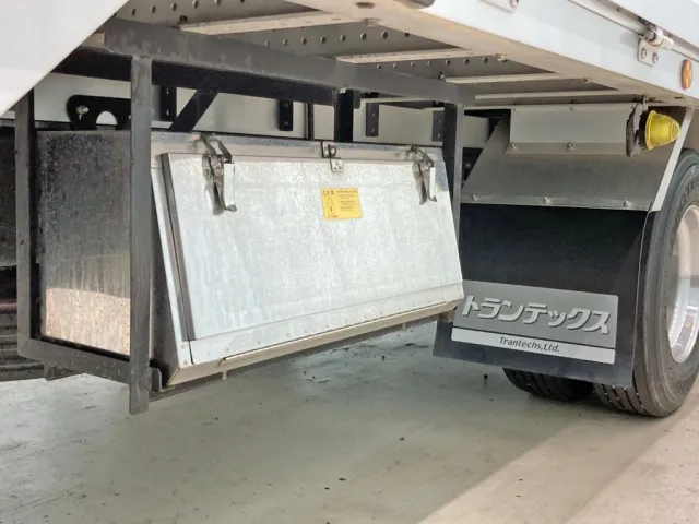 ボディー運転席側後方にステンレス製の工具箱が付いています。|いすゞ フォワード 2RG-FRR90T2(2WD)の写真26