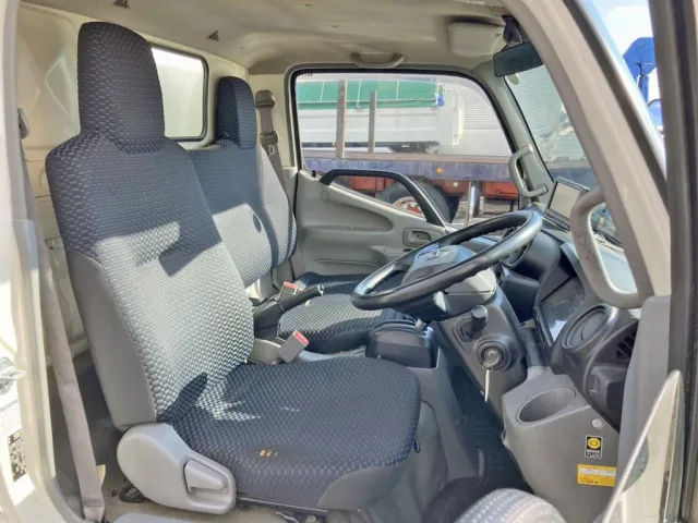 乗車定員は3名です。|日野 デュトロ 2RG-XZC605M(2WD)の写真7