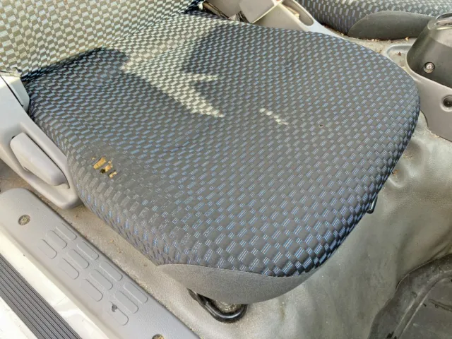 運転席座面にヘタリ・穴あきがあります。|日野 デュトロ 2RG-XZC605M(2WD)の写真8