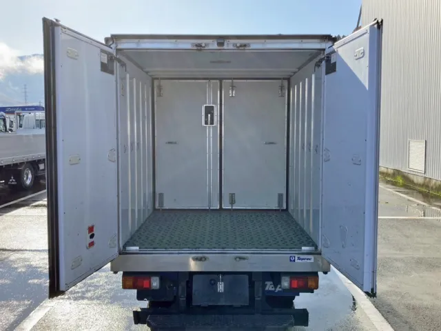 リヤドアは90度ストッパー付きです。|日野 デュトロ 2RG-XZC605M(2WD)の写真10