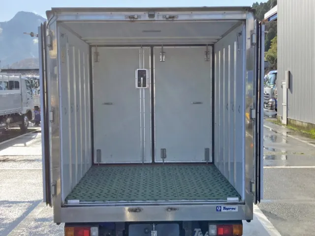 門口周りはステンレス製です。(仕切り板付きです)|日野 デュトロ 2RG-XZC605M(2WD)の写真13