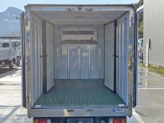 仕切り板を開いた状態です。|日野 デュトロ 2RG-XZC605M(2WD)の写真14