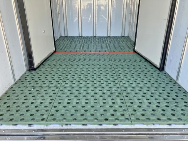 荷台床に樹脂目皿が敷き詰められています。|日野 デュトロ 2RG-XZC605M(2WD)の写真15