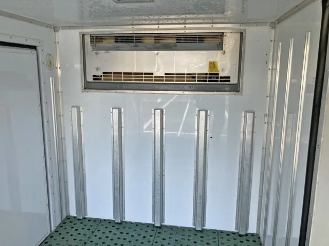 冷凍機の吹き出し口です。|日野 デュトロ 2RG-XZC605M(2WD)の写真17