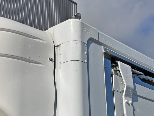 ボディー助手席側コーナー上部に補修箇所があります。|日野 デュトロ 2RG-XZC605M(2WD)の写真19