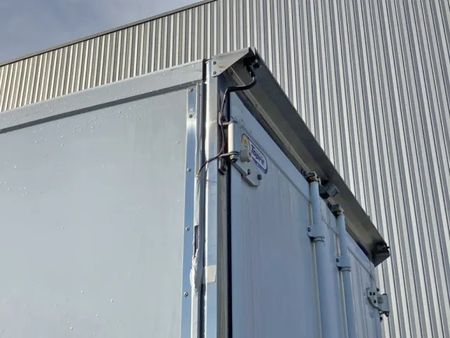 ボディー助手席側後方の配線カバーが破損しています。|日野 デュトロ 2RG-XZC605M(2WD)の写真20