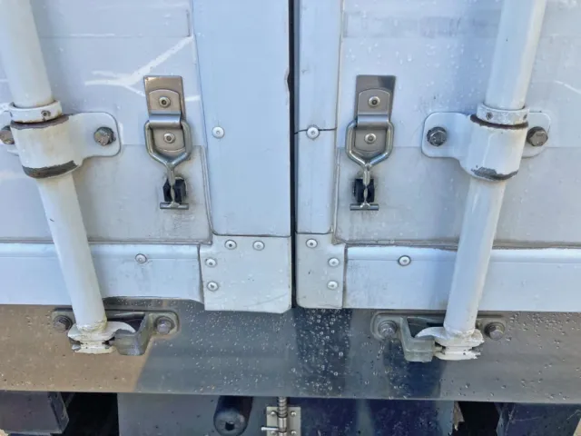 運転席側リヤドア合わせ部分に割れがあります。|日野 デュトロ 2RG-XZC605M(2WD)の写真21