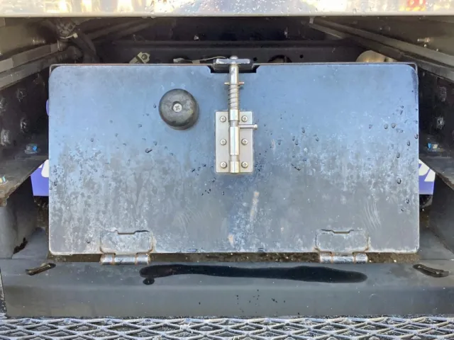 リヤ中央に工具箱が付いています。|日野 デュトロ 2RG-XZC605M(2WD)の写真23