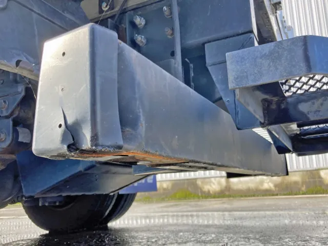 リヤバンパー助手席側にヘコミ・カバー割れがあります。|日野 デュトロ 2RG-XZC605M(2WD)の写真25