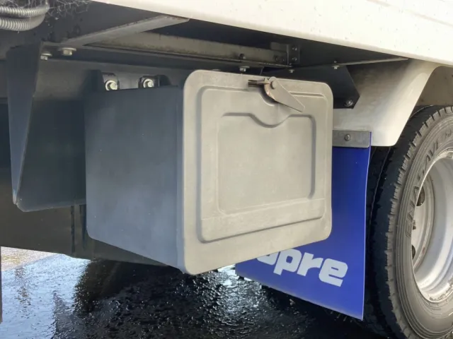 ボディー運転席側後方に工具箱が付いています。|日野 デュトロ 2RG-XZC605M(2WD)の写真26