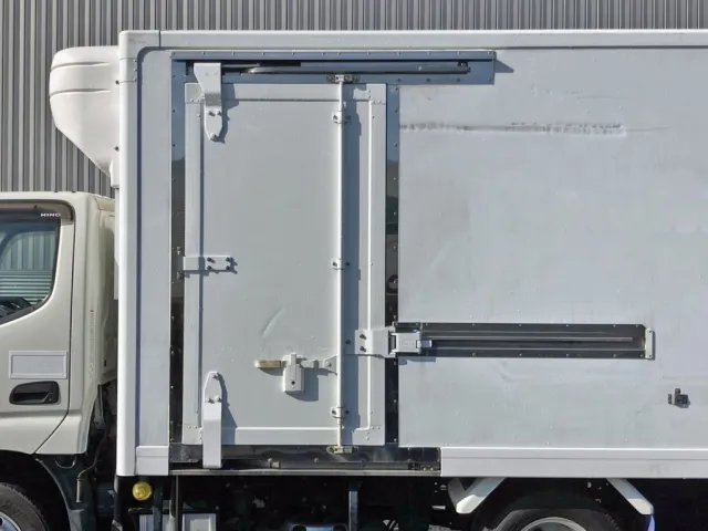 ボディー助手席側前方にスライド式のサイドドアが付いています。|日野 デュトロ 2RG-XZC605M(2WD)の写真27