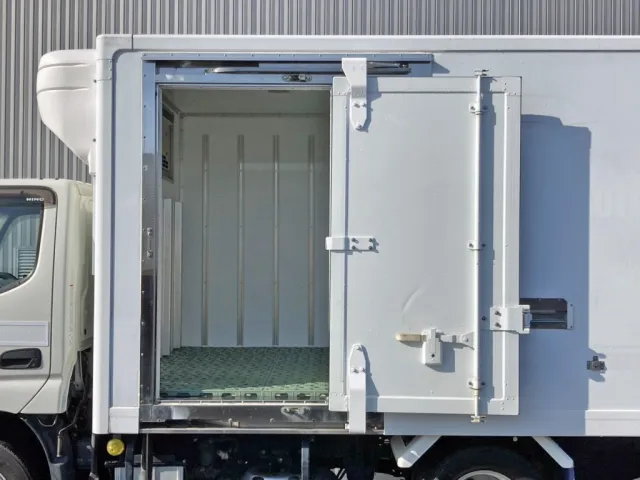 サイドドアを開いた状態です。(門口周りはステンレス製です)|日野 デュトロ 2RG-XZC605M(2WD)の写真28