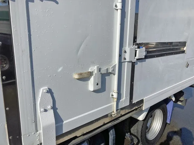 サイドドアにヘコミがあります。|日野 デュトロ 2RG-XZC605M(2WD)の写真29