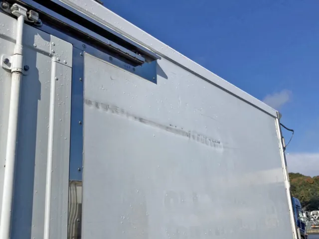 ボディー助手席側上部に引きキズがあります。|日野 デュトロ 2RG-XZC605M(2WD)の写真30