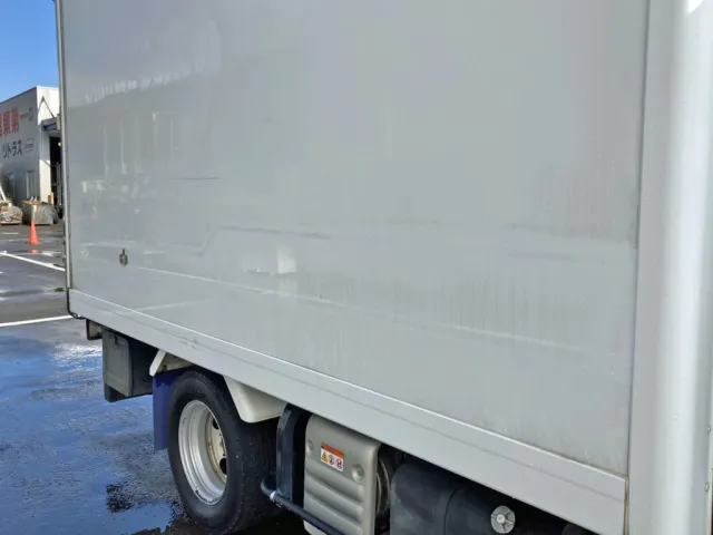 ボディー運転席側にスリキズがあります。(前方)|日野 デュトロ 2RG-XZC605M(2WD)の写真31