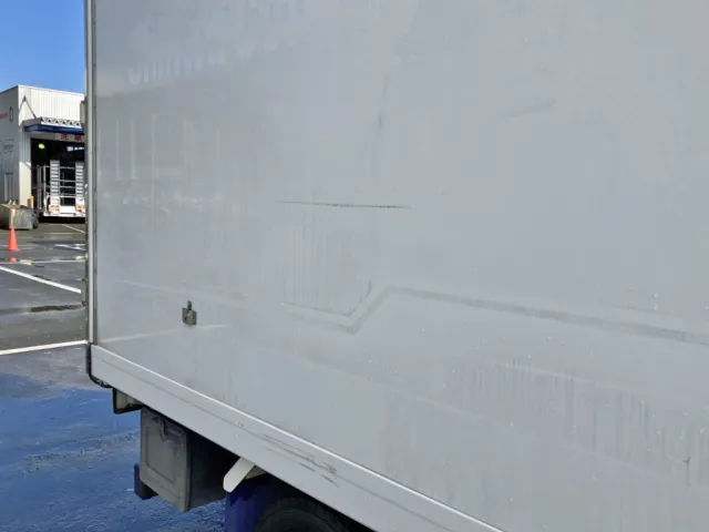 ボディー運転席側にスリキズがあります。(後方)|日野 デュトロ 2RG-XZC605M(2WD)の写真32