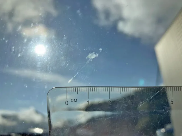 フロントガラス内側中央上部に線キズがあります。|日野 デュトロ 2RG-XZC605M(2WD)の写真33