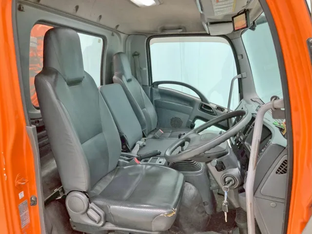 乗車定員は3名です。(ベッドレスキャビンです)|いすゞ フォワード TKG-FRR90S2(2WD)の写真7
