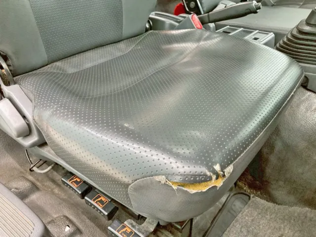 運転席座面にヘタリ・破れがあります。|いすゞ フォワード TKG-FRR90S2(2WD)の写真8