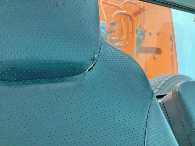 運転席背もたれに破れがあります。|いすゞ フォワード TKG-FRR90S2(2WD)の写真9