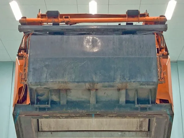 汚水タンク底面の状態です。|いすゞ フォワード TKG-FRR90S2(2WD)の写真11