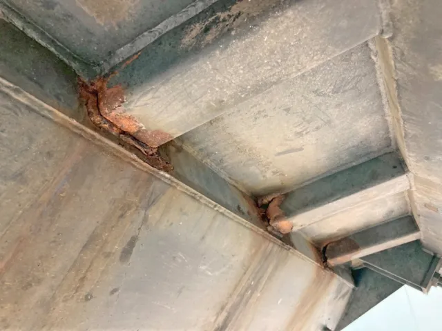 汚水タンクの骨組みに割れがあります。|いすゞ フォワード TKG-FRR90S2(2WD)の写真13