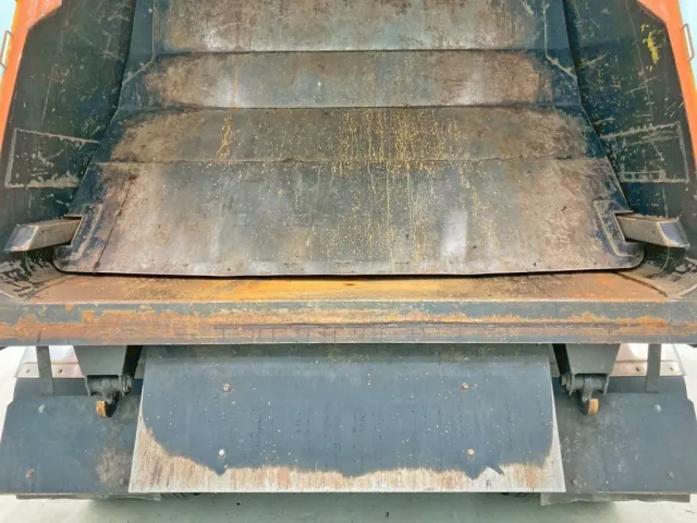 排出板下部にスキマがあります。|いすゞ フォワード TKG-FRR90S2(2WD)の写真17