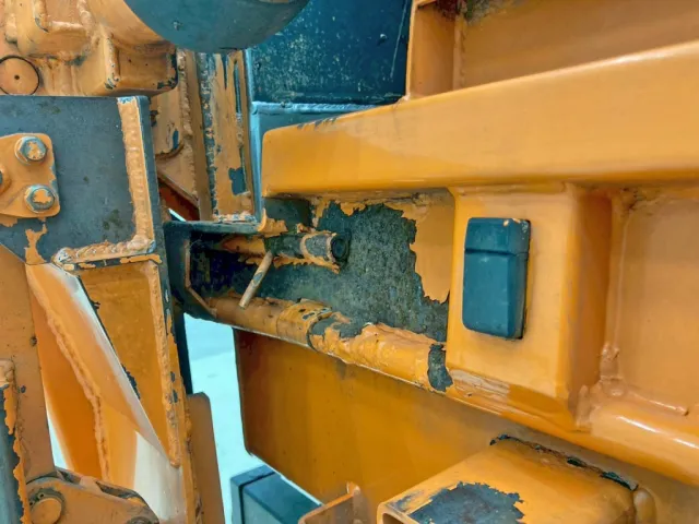 フロントテーブル助手席側に曲がり 及び ロックに固着・曲がりがあります。|いすゞ フォワード TKG-FRR90S2(2WD)の写真25