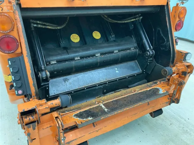 積み込み方式はプレス式です。|いすゞ フォワード TKG-FRR90S2(2WD)の写真26