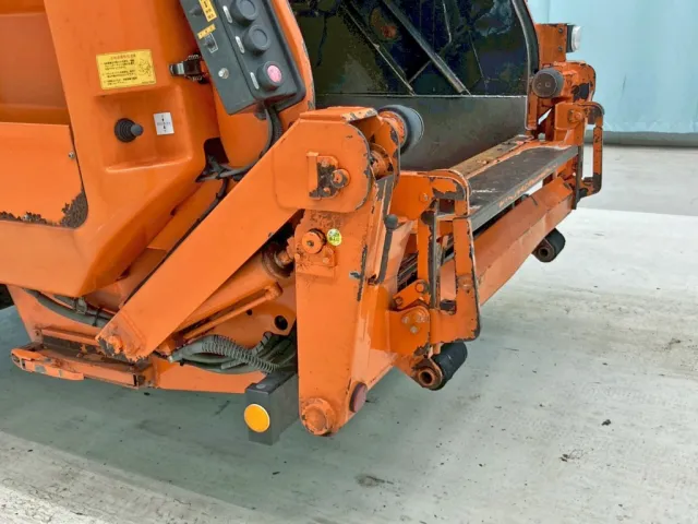 傾倒装置付きです。(格納時の状態です)|いすゞ フォワード TKG-FRR90S2(2WD)の写真29