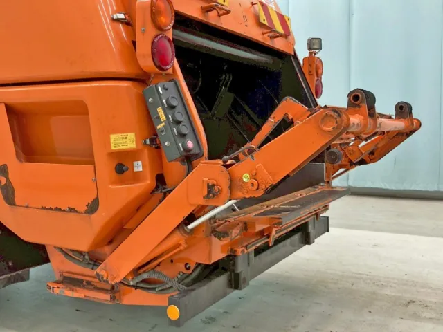 傾倒装置作動時の状態です。|いすゞ フォワード TKG-FRR90S2(2WD)の写真30