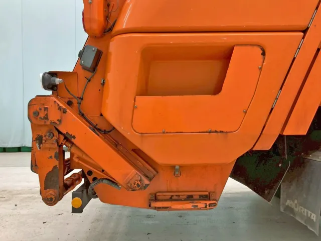 傾倒装置の運転席側 及び 周辺にサビがあります。|いすゞ フォワード TKG-FRR90S2(2WD)の写真34