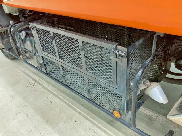 タンク助手席側中央部に物入れが付いています。|いすゞ フォワード TKG-FRR90S2(2WD)の写真36