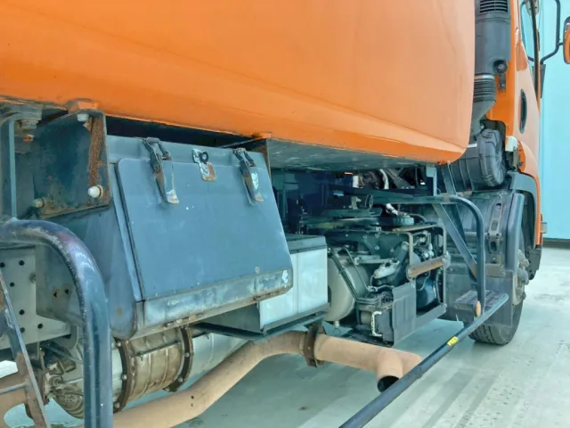 タンク運転席側中央部に工具箱が付いています。(側面に腐食・穴あきがあります)|いすゞ フォワード TKG-FRR90S2(2WD)の写真38