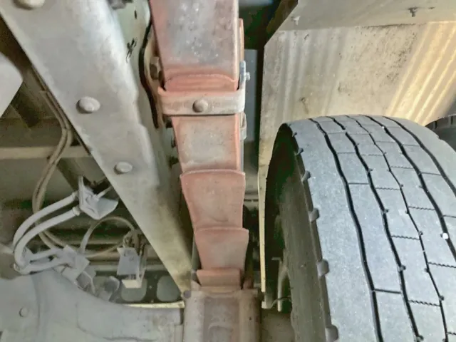 前後左右のスプリングにズレがあります。(運転席側後方)|いすゞ フォワード TKG-FRR90S2(2WD)の写真41