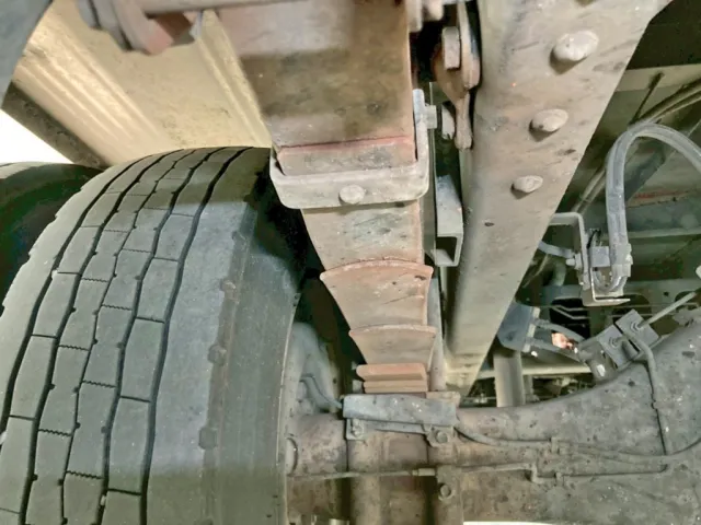 前後左右のスプリングにズレがあります。(助手席側後方)|いすゞ フォワード TKG-FRR90S2(2WD)の写真42