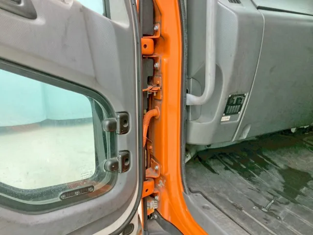 助手席ドアに脱着跡があります。|いすゞ フォワード TKG-FRR90S2(2WD)の写真44